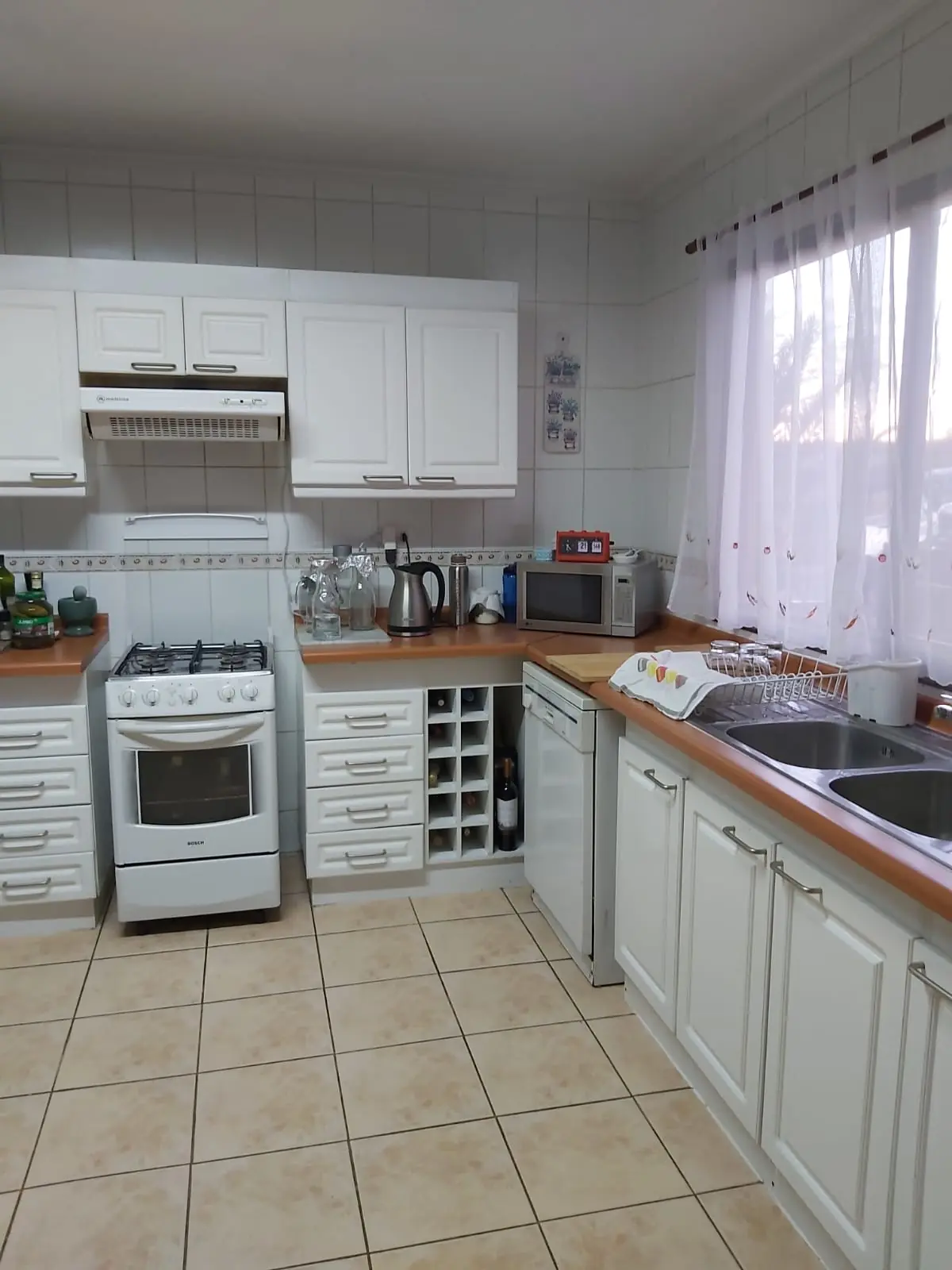 Cocina equipada con horno y encimera